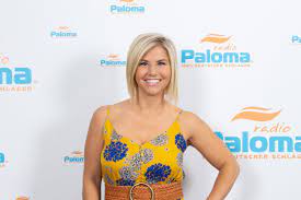 She is the winner of season 10 of the german music competition deutschland sucht den superstar.egli became the second contestant from switzerland to win the title after another swiss person, luca hänni, won the previous season of the series. Beatrice Egli Gibt Wohnzimmer Konzert Radio Paloma 100 Deutscher Schlager