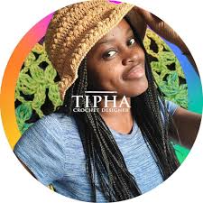 Symbole de l'ethnie bamilékée et Grassfield le ndop, tissu traditionnel,  autrefois réservé aux rois et notables du Cameroun, perd de sa superbe. Il  est aujourd'hui concurrencé par des pagnes qui coûtent moins