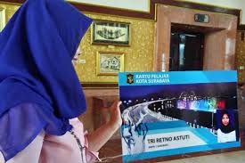 Nah, masalah akan timbul jika. Pelajar Sd Smp Di Surabaya Bakal Miliki Kartu Pelajar Berbasis M Banking Suara Surabaya