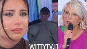 Alfred tira pugni al muro e si fa male, Maria De Filippi ad Anna: “Non  alzarti,