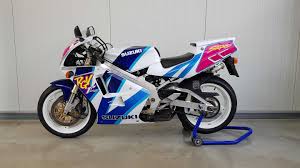 A sport moped is a moped that resembles a sport bike and often performs better than standard mopeds. Suzuki Rgv 250 Kompromissloses Und Sensibles Powerpack