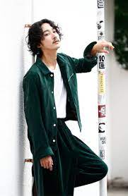 上杉柊平 ドラマ チート 詐欺師の皆さん ご注意ください 掴めない男を演じる 彼の唯一無二の魅力とは fast 上杉柊平 長い髪の男 ファッションアイデア