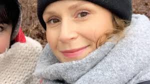 Zaraża wszystkich wokół pozytywną energią, a uśmiech niemal nie schodzi jej z twarzy. Monika Mrozowska Opowiada O Pologu Piersi Sa Twarde I Wielkie Jak Melony Z Biedronki