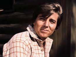 A wood-burned portrait of an American music icon… RIP “The Gambler” 🎶  ♠️♦️♣️♥️♣️♦️♠️ Murphy Boughner Ray Clapham