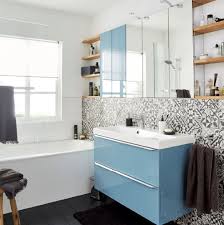 Cette Salle De Bains Pleine De Charme Et Super Equipee Utilise Les Moindres Recoins Pour Opti Meuble Salle De Bain Idee Salle De Bain Meuble De Salle De Bain