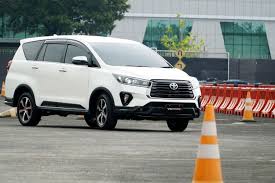 Selain memiliki desain yang luas, toyota kijang innova juga dilengkapi dengan performa mesin yang bagus, toyota kijang innova siap dibawa melaju dengan kecepatan terbaiknya. Dipasang Apar Harga Kijang Innova Naik Rp 2 Jutaan