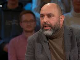 Serdar Somuncu: „Morgens duzen wir Lehrer, abends wechseln wir unser  Geschlecht“