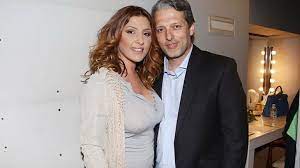 Η έλενα παπαρίζου εκμεταλλεύτηκε τον ανοιξιάτικο καιρό και μαζί με τον σύζυγό της ανδρέα καψάλη κατέβηκαν στα νότια προάστια, όπου απόλαυσαν την βόλτα τους στο καβούρι. Elena Paparizoy Andreas Kapsalhs Apolambanoyn Tis Diakopes Toys Sthn Pindo