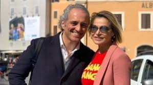 Nella vita sentimentale di giovanni terzi vi è sicuramente una ex moglie, nonché la mamma dei suoi figli. Simona Ventura Si Sposa L Ex Marito Stefano Bettarini Testimone Di Giovanni Terzi