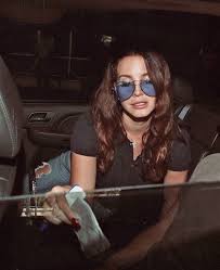 Lana Del Rey My Baby Lives In Shades Of Blue Lana Del Rey Signing Autographs In The Car Wearing Blue Shades Sunglasses Long Red Fake Nails Street Style Inspiration Lana Del Rey Lana Lana Del Ray