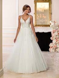 Neben den aktuellen brautkleider kollektionen und trends findet ihr hier die besten designer, brautmodeläden und tipps für euer hochzeitskleid. A Linie Brautkleid Brautmoden Boos