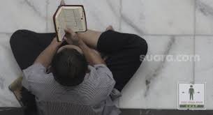 Al quran merupakan kitab suci umat islam. Hukum Membaca Alquran Tanpa Wudhu