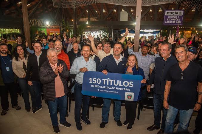 Ratinho Junior e prefeito Adriano Ramos fazem entrega de 150 títulos de concessão de uso de imóveis na Ilha do Mel