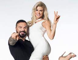 Ένα τραγούδι από την μακρινή αυστραλία αφιερωμένο στον παίχτη του survivor. Eyrydikh Papadopoyloy Etsi Sxoliase Thn Paroysia Toy Triantafylloy Sto Survivor Meta Thn Kontra Toys