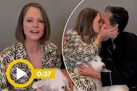 Jodie foster approving her gold world together with her partner and also pet… she has what i desire. Jodie Foster Kisses Wife At 2021 Golden Globes