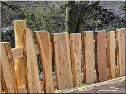 Rustikaler Holzzaun Aus Larche Garteneinfassung Bretter Robinie Fahrradstander Mobel Robinienpfahle Ge Zaun Garten Gartenbrunnen Holzzaun