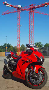 Roter Kilogixxer Vor Azurblauem Himmel Und Roten Baukranen Impression Aus Hanau Suzuki Gsxr Kilogixxer Super Motos Motos