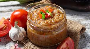 Lavate i pomodori, tagliateli a tocchetti e aggiungete un po' di cipolla tritata, il prezzemolo e il sale. Il Pesto Di Melanzane E Pomodorini Per Condire La Pasta E Bruschette Con Sole 60 Calorie