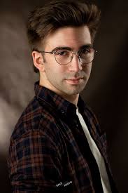 📸 Hello all! 📸 I'm looking at getting back into acting (potentially  finding myself another agent) after having three children and seven years  out of the auditioning scene… I trained at Mountview