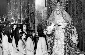 Es hoy la fiesta de la muuchatena. Besamanos Virgen De La Macarena Sevilla 1925