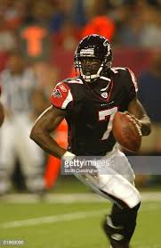 Atlanta Falcons Quarterback Michael Vick Rolls Out During A 27 To 21 Michael Vick Atlanta Falcons Atlanta