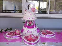 Une pièce montée sur deux niveaux qui ressemble à un manège. Piece Montee Coeur Pour Mariage Delice Guadeloupe