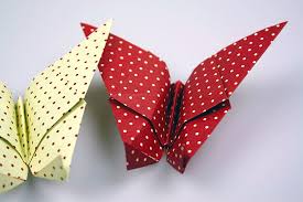 Es werden die verschiedensten formen, vom tier bis zur geometrischen form, aus papier gefaltet. Origami