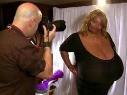 Les plus gros seins naturels du monde (Record 2012)