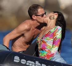 On thursday, the model subtly shared a sweet picture of her kissing a man on instagram, which multiple outlets reporting is art director marc kalman. Cqnwm8ew Zafpm