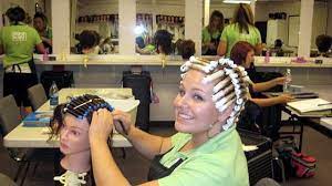 Entrainement A La Permanente Sur Tete Maleable Coiffures Pour L Ecole Coiffure Cheveux