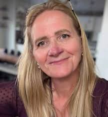 What happened? I know that everyone ages. But is it the eyebrows? She just  doesn't look Like the same person. #sisterwives #Christinebrown #Robynbrown  #kodybrown #MeriBrown #JanelleBrown