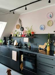 Altrosa Als Wandfarbe Sieht Super Aus Zu Der Schwarzen Kuche Wandfarbe Von Kolorat Www Kolorat De Kolorat Kitchen Black Kitchens Interior Kitchen Remodel