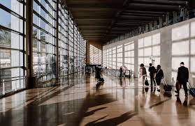 Après cinq ans de travaux et un coût de plus de 15 milliards d'euros, les pour les millions de passagers qui devraient atterrir dans cet aéroport chaque année, la première chose qu'ils devraient remarquer du ciel est la. Top 10 Des Plus Grands Aeroports Du Monde