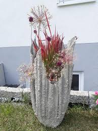 Dieser baustoff ist zudem auch sehr witterungsbeständig, was ihn zu einem äußerst pflegeleichten und stabilen material und. Deko Idee Fur Betonvase Verbluhte Beton Im Garten By Tina Loser Facebook