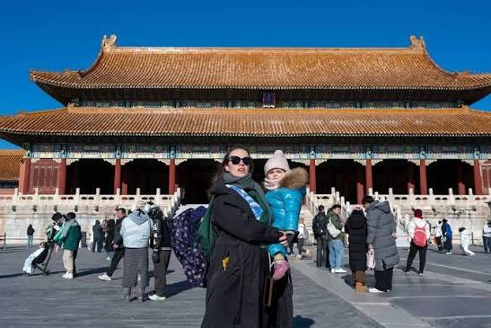 Turistas extranjeros vestidos con atuendo tradicional hanfu han estado  transmitiendo a través del Museo del Palacio de Beijing. A medida que China  continúa expandiendo sus políticas de libre de visados, un número