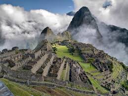 'n toenemende aantal mense besoek machu picchu elke jaar (400 000 in 2003) wat kommer wek dat die gedenkwaardigheid beskadig kan word. Machu Pichu Inkas Peru World Heritage Sites Machu Picchu Picchu