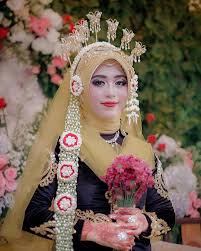 Kebaya jawa hijab hitam ini adalah salah satu ciri khas pengantin jawa, ditambah lagi dengan balutan kain bawahan batik cokelat sehingga lebih kontras dengan adat jawanya. Paes Ageng Jilbab Kita