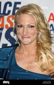 Lauren Brunt's Instagram, Twitter & Facebook