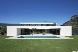 Einfamilienhaus Pool Flachdach Steinfassade Panoramafenster Dachterrasse Fliesenboden Architettura Moderna Di Casa Architettura Moderna Architettura Casa