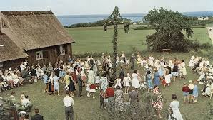 Du kan antingen gör det med en yxa eller med en motorsåg. Midsommarafton Nordiska Museet