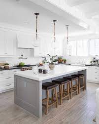 This Week S Kitchen Features A Clean And Bright Setup In Newport Beach California Homeowners Bet Kitchen Design Interior Design Kitchen Kitchen Island Design