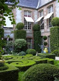 Entre Cour Et Jardin Fontana Muller Decoration Jardins Noel Au Chateau Cour