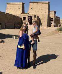 فى حى من أحياء القاهره الشعبيه وهو حى شعبى بسيط عريق تزوجت ذكيه من زوجها الصعيدى عطيه وقد أنجبت منه تلاثه أولاد على مدار عشره سنوات زواج وأمها تعدت من العمر الخامسه. Ø´Ø§Ù‡Ø¯ Ø¨Ø§Ù„ØµÙˆØ± Ø¹Ù„ÙŠ ØºØ²Ø§Ù„ Ø¨ØµØ­Ø¨Ø© Ø§Ø¨Ù†ØªÙ‡ ÙˆØ²ÙˆØ¬ØªÙ‡ ÙÙŠ Ø£Ø³ÙˆØ§Ù†