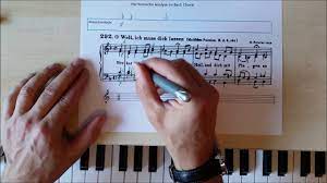 Auch hier wieder illustrieren teils umfangreiche notenbeispiele und unterstützen die analyse der. Harmonische Analyse Bach Choral Youtube