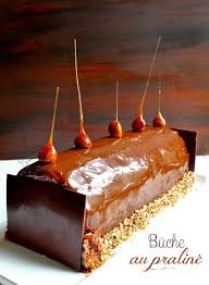Buche Monteviso Au Praline Par Eric Vergne Dessert Noel Boule Dessert Noel Gateaux Et Desserts