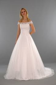 Unnachahmlich, leichte und komfortable brautkleider begeistern in femininen silhouetten. Luisa Romantisches Brautkleid Mit Carmen Tragern Material Satin Tull Carmentrager Sind In Der Weite Mit Druckknopfen Vers Brautkleid Braut Kleider Hochzeit
