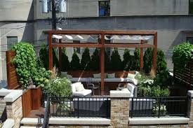 Biasanya kanopi dipasang di halaman atau teras rumah sekaligus sebagai carport rumah minimalis. Sejuknya 6 Desain Kanopi Kayu Pelepas Stres Kala Lelah