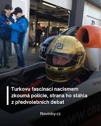 Policie se zabývá fotografií, na které je zachycen lídr společné  eurokandidátky hnutí Přísaha a Motoristé Filip Turek se zdviženou pravicí.  Na internetu kolují i další archivní snímky a posty ze sociálních sítí,