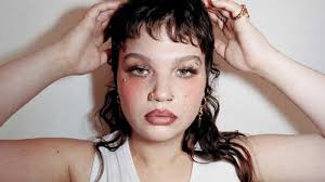 Messy" de Lola Young : que signifient les paroles du hit ?