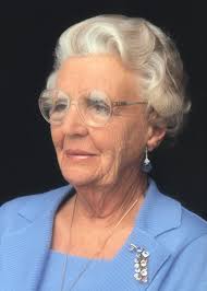 Prins bernhard gaf in een interview met de journalisten pieter broertjes en jan tromp, dat vlak na zijn overlijden gepubliceerd werd, het bestaan van alexia voor het eerst aan de buitenwereld toe. Koningin Juliana 1909 2004 In Memoriam Het Koninklijk Huis